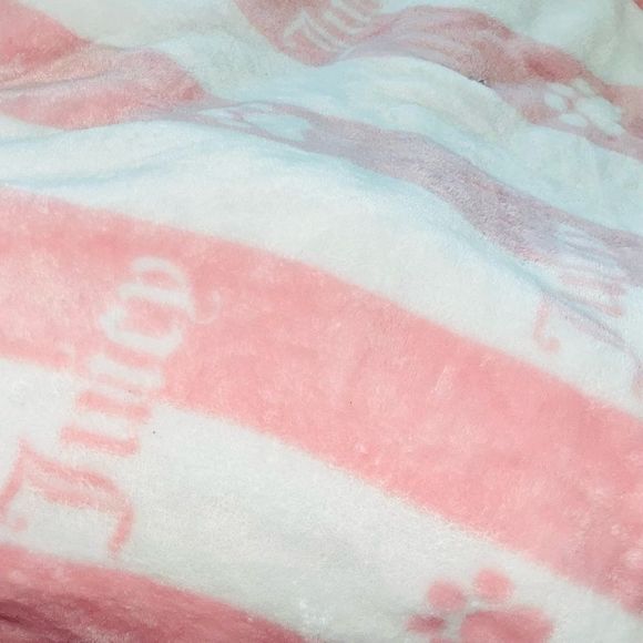 **SOLD** Juicy Couture Pet Plush Throw & Bone Shaped Sherpa Pillow Set for Dogs - Picture 5 of 16